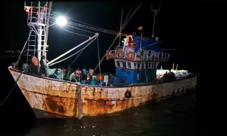 Karwar 27 ಮೀನುಗಾರರನ್ನು ರಕ್ಷಿಸಿದ ಕೋಸ್ಟ್ ಗಾರ್ಡ್ ಬೋಟ್