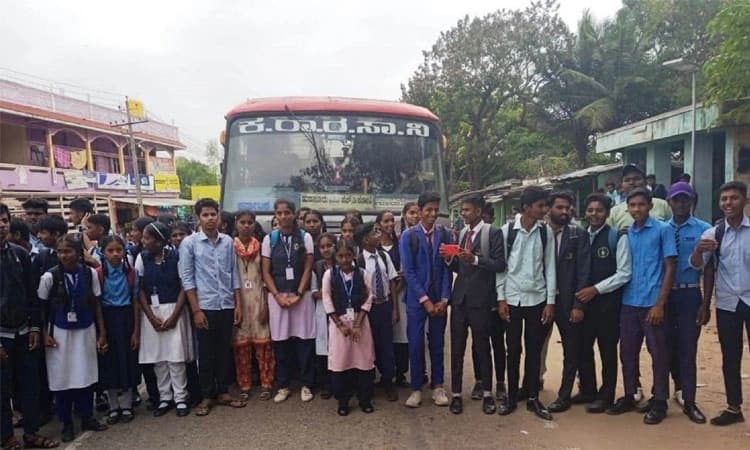 Hunsur: ಬಸ್‌ ವ್ಯವಸ್ಥೆಗಾಗಿ ವಿದ್ಯಾರ್ಥಿಗಳಿಂದ ರಸ್ತೆ ತಡೆದು ಪ್ರತಿಭಟನೆ