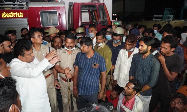 Rescue: ಮೂಟೆಯಡಿ ಸಿಲುಕಿದ್ದ ಐವರು ಕಾರ್ಮಿಕರ ಶವ ಪತ್ತೆ… ಮುಂದುವರೆದ ರಕ್ಷಣಾ ಕಾರ್ಯಾಚರಣೆ