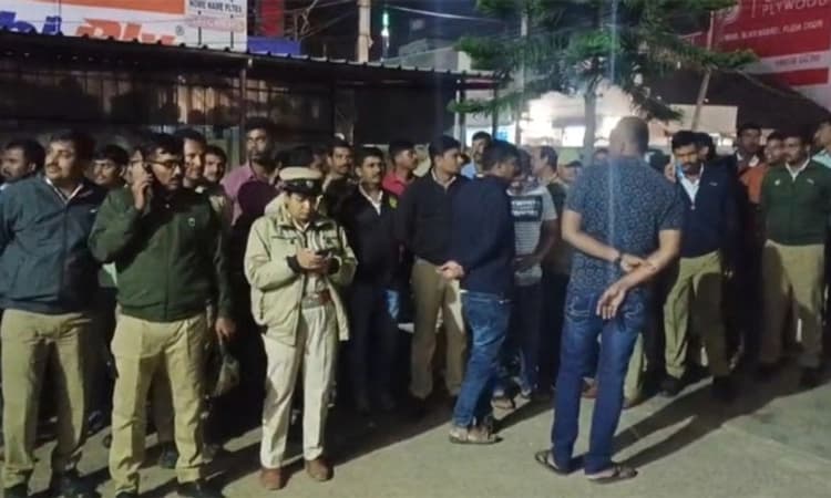 Chikkamagaluru: ಪೊಲೀಸರಿಂದ ರಸ್ತೆತಡೆ ನಡೆಸಿ ಪ್ರತಿಭಟನೆ