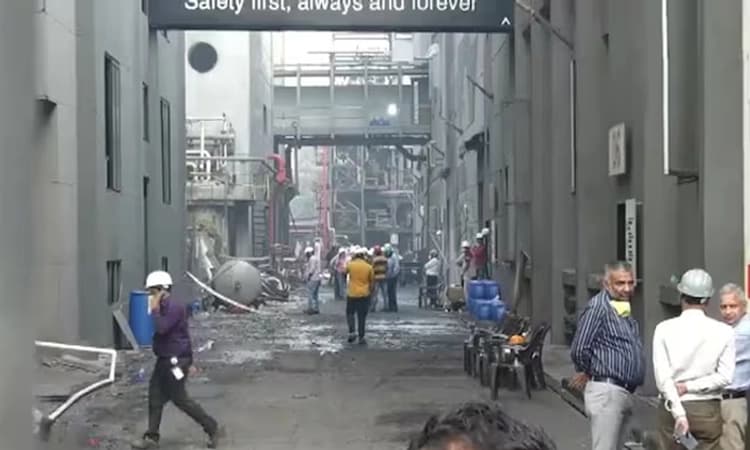 Surat: ಕೆಮಿಕಲ್ ಫ್ಯಾಕ್ಟರಿಯಲ್ಲಿ ಅಗ್ನಿ ದುರಂತ: ಸುಟ್ಟು ಕರಕಲಾದ 7 ಕಾರ್ಮಿಕರ ಶವ ಪತ್ತೆ