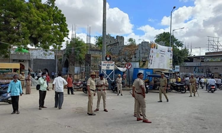 Raichuru; ಕೋಮು ಸಂಘರ್ಷಕ್ಕೆ ಎಡೆ ಮಾಡಿದ ಮಸೀದಿ ಕಮಾನು