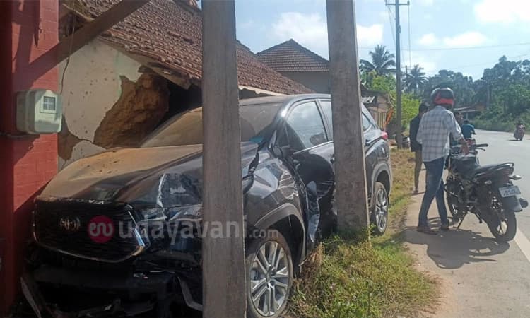 Mudigere ಮನೆಗೆ ನುಗ್ಗಿದ ಇನ್ನೋವಾ ಕಾರು; ಕುಸಿದು ಬಿದ್ದ ಮನೆಯ ಗೋಡೆ