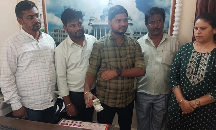 Bribe: ಪಹಣಿ ಪತ್ರ ತಿದ್ದುಪಡಿಗೆ ಲಂಚ… ಎಸಿ ಕಚೇರಿ ಎಸ್‌ಡಿಸಿ ಲೋಕಾಯುಕ್ತ ಬಲೆಗೆ