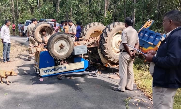 Thirthahalli: ಬಾವಿಕೈಸರು ಬಳಿ ಟ್ರಾಕ್ಟರ್ ಪಲ್ಟಿ, ಓರ್ವ ಕಾರ್ಮಿಕ ಮೃತ್ಯು