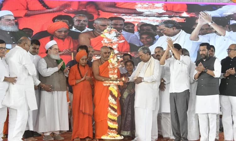 CM: 536ನೇ ಶ್ರೀ ಕನಕ ಜಯಂತ್ಯೋತ್ಸವ, ಭಾವೈಕ್ಯತಾ ಸಮಾವೇಶ ಉದ್ಘಾಟಿಸಿದ ಸಿ.ಎಂ. ಸಿದ್ದರಾಮಯ್ಯ