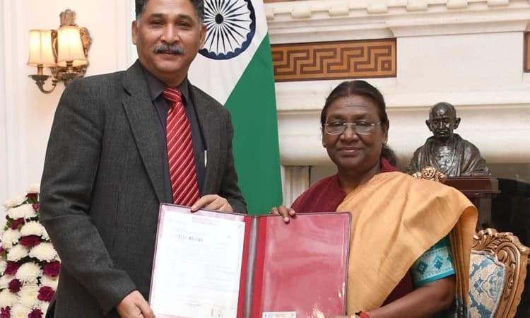 New Voter ID: ರಾಷ್ಟ್ರಪತಿಗೆ ಹೊಸ ಮತದಾರ ಗುರುತಿನ ಚೀಟಿ