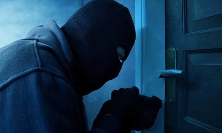 ನಿವೃತ್ತ ಮೆಸ್ಕಾಂ ಇಂಜಿನಿಯರ್ ಮನೆಗೆ ಕನ್ನ&#8230; 9ಲಕ್ಷ ರೂ. ಮೌಲ್ಯದ ನಗನಗದು ದೋಚಿದ ಕಳ್ಳರು