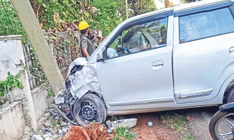 Belthangady; ವಿದ್ಯುತ್‌ ಕಂಬಕ್ಕೆ ಢಿಕ್ಕಿ ಹೊಡೆದ ಕಾರು