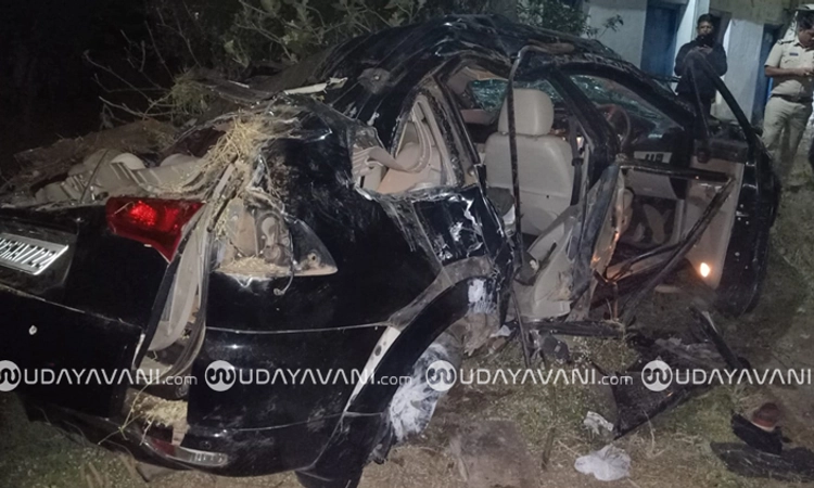 Gadag: ಡಿವೈಡರ್ ಗೆ ಕಾರು ಡಿಕ್ಕಿ: ಸ್ಥಳದಲ್ಲೇ ಇಬ್ಬರು ಯುವಕರ ಸಾವು