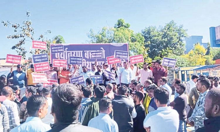 Madhya Pradesh: ಕೈಗಾರಿಕ ತ್ಯಾಜ್ಯ ವಿಲೇವಾರಿ ಖಂಡಿಸಿ ಪ್ರತಿಭಟನೆ