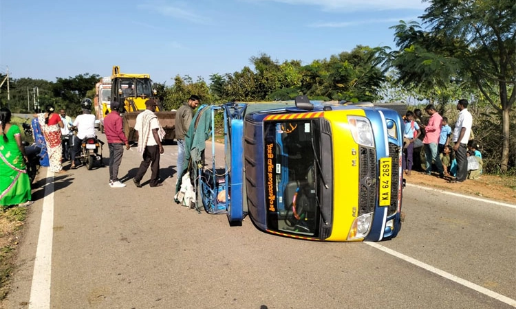 Koratagere: ಟಾಟಾ ಏಸ್ ಪಲ್ಟಿ; 15 ವಿದ್ಯಾರ್ಥಿಗಳಿಗೆ ಗಂಭೀರ ಗಾಯ