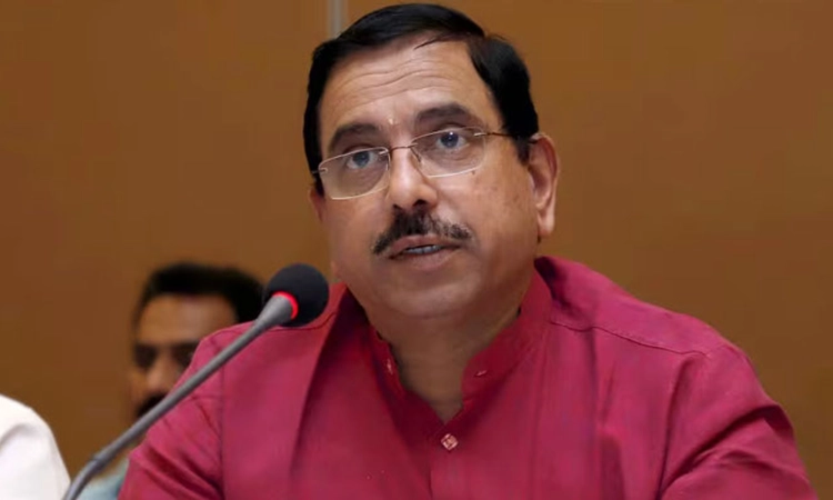 Hubli; ಅಧಿಕಾರಕ್ಕಾಗಿ ಕಾಂಗ್ರೆಸ್ ಯಾವ ಕೀಳು‌ ಮಟ್ಟಕ್ಕೆ ಇಳಿಯಲು ಹೇಸಲ್ಲ: ಪ್ರಹ್ಲಾದ ಜೋಶಿ