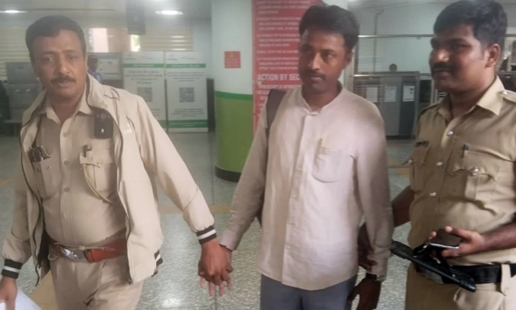 Metro: ಮೆಟ್ರೋದಲ್ಲಿ ಮಹಿಳಾ ಟೆಕಿ ಫೋಟೋ ತೆಗೆದು ಸಿಕ್ಕಿಬಿದ್ದ ಆಯುರ್ವೇದಿಕ್‌ ವೈದ್ಯ