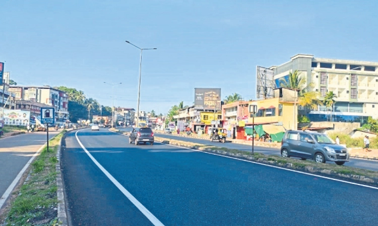 Padubidri: ವಾಹನ ಅಪಘಾತಕ್ಕೆ ಕಾರಣವಾಗುತ್ತಿರುವ ಫ್ಲೆಕ್ಸ್‌ಗಳು