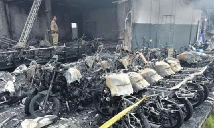 Bengaluru:ಬೈಕ್ ಶೋರೂಂನಲ್ಲಿ ಬೆಂಕಿ ಅವಘಡ; ಸುಟ್ಟು ಹೋದ 50ಕ್ಕೂ ಹೆಚ್ಚು ದ್ವಿಚಕ್ರ ವಾಹನಗಳು