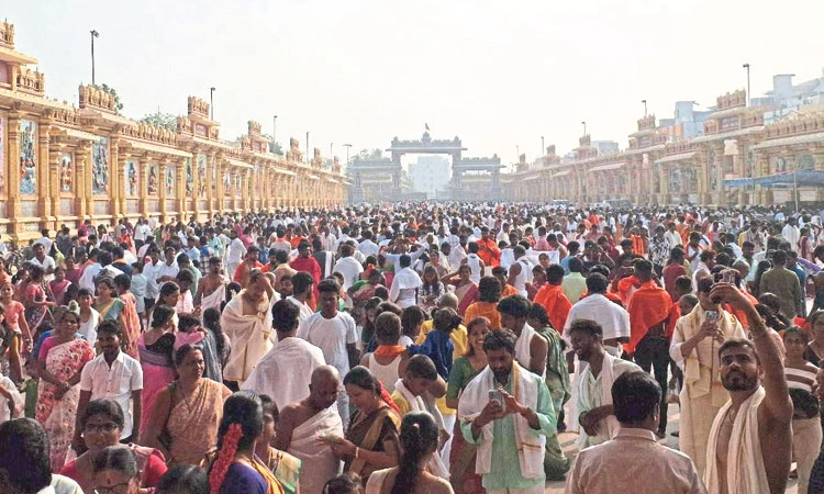ಹೊಸ ವರ್ಷಾಚರಣೆ ಹಿನ್ನೆಲೆ: ದೇಗುಲಗಳಲ್ಲಿ ಭಕ್ತಸಾಗರ