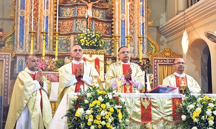 Church: ಕರಾವಳಿಯ ಚರ್ಚ್‌ಗಳಲ್ಲಿ ಬಲಿಪೂಜೆ, ಪ್ರಾರ್ಥನೆ ಸಲ್ಲಿಕೆ