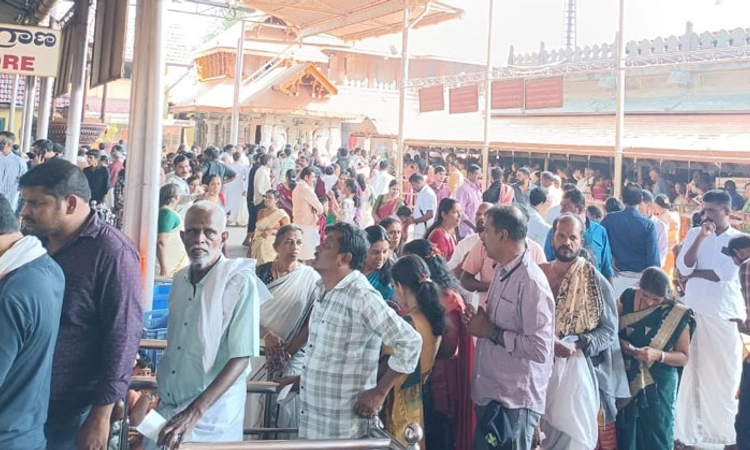 New Year; ಕರಾವಳಿಯಲ್ಲಿ ಪ್ರವಾಸಿಗರ ದಟ್ಟಣೆ : ಕೊಲ್ಲೂರಿನಲ್ಲಿ ಅಪಾರ ಭಕ್ತಸಂದಣಿ