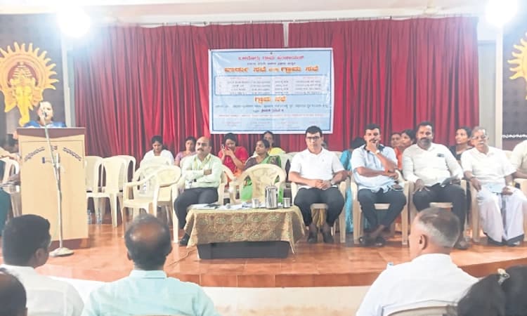 Badagannur: ಆರೋಗ್ಯ ಕೇಂದ್ರ, ಆ್ಯಂಬುಲೆನ್ಸ್‌ಗೆ ಗ್ರಾಮಸ್ಥರ ಬೇಡಿಕೆ