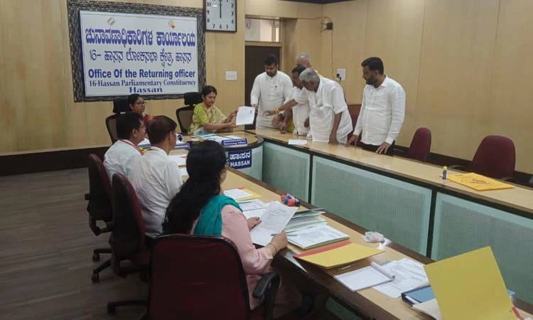 Hassan Lok sabha Constituency: ಪ್ರಜ್ವಲ್‌ ರೇವಣ್ಣ ನಾಮಪತ್ರ ಸಲ್ಲಿಕೆ