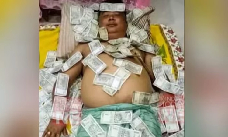 500 ರೂ. ನೋಟುಗಳ ಹಾಸಿಗೆ ಮೇಲೆ ಅಸ್ಸಾಂ ರಾಜಕಾರಣಿ! ಇದು ಹಳೆಯದು ಎಂದು ಸಮಜಾಯಿಷಿ