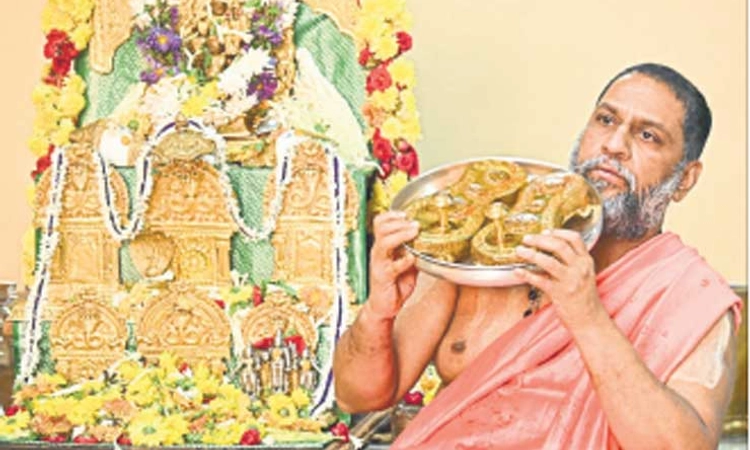 ಪಾದುಕೆ ದರ್ಶನ: ಸಂಭ್ರಮ ಹೆಚ್ಚಿಸಿದ ಮಂತ್ರಾಲಯ ಶ್ರೀಗಳ ಸಂಚಾರ