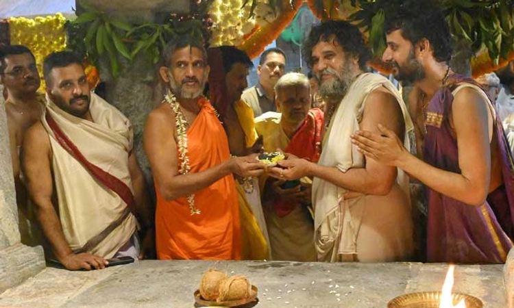 ವಡಭಾಂಡ ಬಲರಾಮ ದೇವಸ್ಥಾನ; ಸಂಕರ್ಷಣ ಸಾಲಿಗ್ರಾಮ ಹಸ್ತಾಂತರಿಸಿದ ಪೇಜಾವರ ಶ್ರೀ
