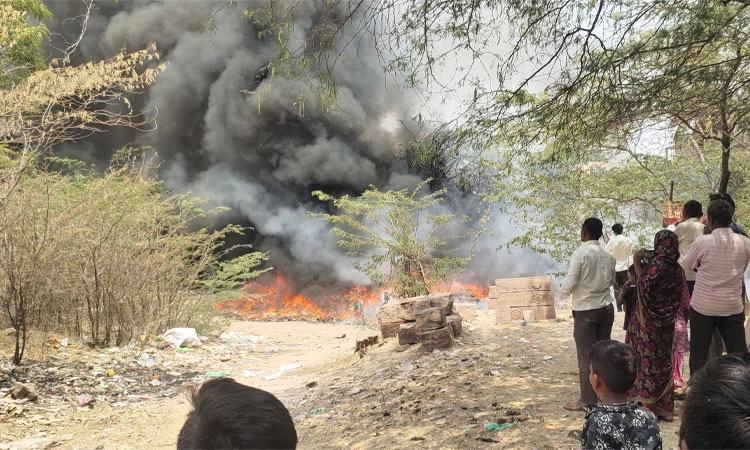 Muddebihal: ಆಕಸ್ಮಿಕ ಬೆಂಕಿ: 2 ಲಕ್ಷ ಮೌಲ್ಯದ ಗುಜರಿ ಸಾಮಗ್ರಿ ಬೆಂಕಿಗಾಹುತಿ