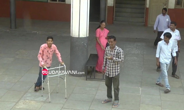 Vijayapura; ಪರೀಕ್ಷೆ ಬರೆಯುವ ಸಹಾಯಕ ಇಲ್ಲದೇ ವಿಕಲಾಂಗ ಪರೀಕ್ಷಾರ್ಥಿ ಪರದಾಟ