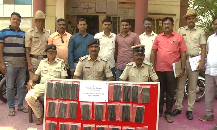 Vijayapura; ಮೂವರು ಬೈಕ್ ಕಳ್ಳರ ಬಂಧನ: 26 ಬೈಕ್ ವಶಕ್ಕೆ