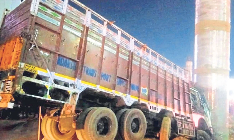 Bengaluru: ಮೆಟ್ರೋ ಪಿಲ್ಲರ್‌ಗೆ ಡಿಕ್ಕಿ ಹೊಡೆದ ಲಾರಿ; ಚಾಲಕ ಸ್ಥಳದಲ್ಲೇ ಸಾವು