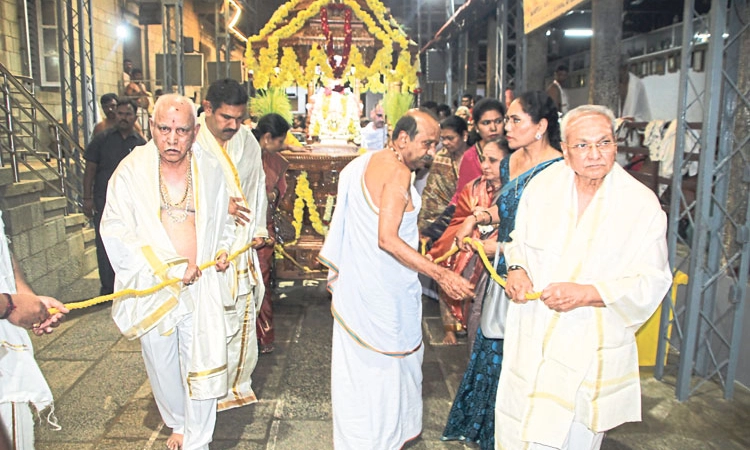 Horanadu, ಕಳಸ ದೇವಸ್ಥಾನಗಳಿಗೆ ಭೇಟಿ ನೀಡಿದ ಬಿಎಸ್‌ವೈ ಕುಟುಂಬ