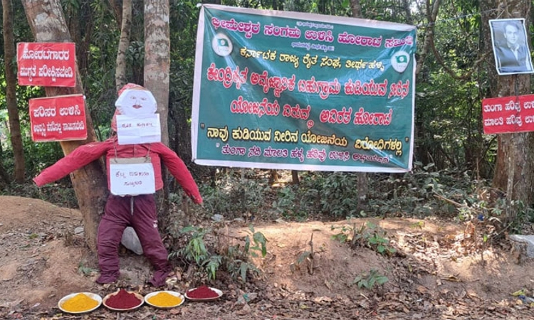 Holi Festival; ಕೆಟ್ಟ ರಾಜಕಾರಣವನ್ನು ಸುಟ್ಟು ಹಾಕಬೇಕು ಎಂದು ಹೋಳಿ ಹಬ್ಬ ಆಚರಿಸಿದ ರೈತರು !