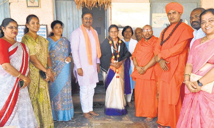 ಕಾಗಿನೆಲೆ ಕನಕ ಗುರುಪೀಠ ಶಾಖಾ ಮಠಕ್ಕೆ ಬಿಜೆಪಿ ಅಭ್ಯರ್ಥಿ ಗಾಯತ್ರಿ ಸಿದ್ದೇಶ್ವರ ಭೇಟಿ