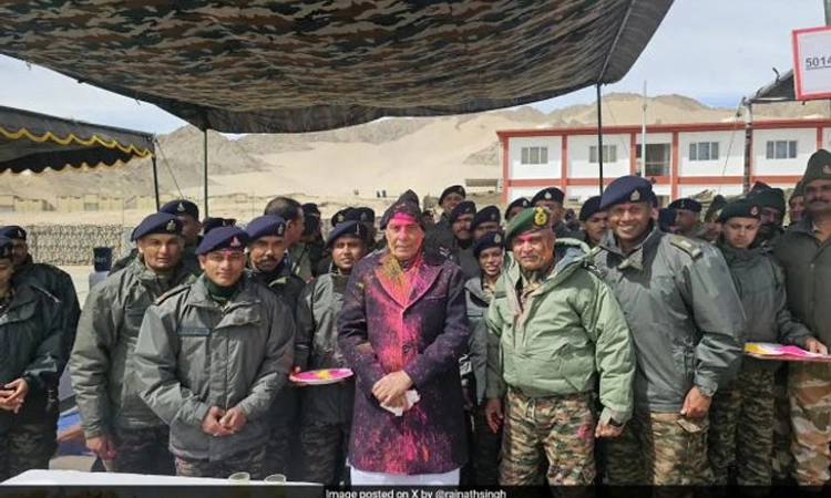 Leh ಸೈನಿಕರೊಂದಿಗೆ ಹೋಳಿ ಆಚರಿಸಿದ ರಾಜನಾಥ್ ಸಿಂಗ್: ಸಿಯಾಚಿನ್‌ ಭೇಟಿ ರದ್ದು