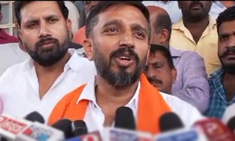 Lok Sabha Election;ಹಾಸನದಲ್ಲಿ ನಾಮಪತ್ರ ಅರ್ಜಿಗೆ ಪೂಜೆ: ಪ್ರೀತಂ ಗೌಡ ಬೆಂಬಲಿಗನ ಹೊಸ ವರಸೆ