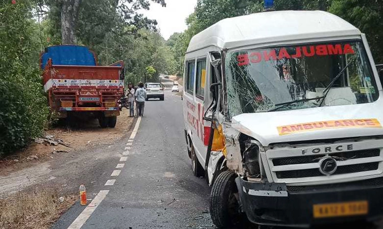 Virajpet: ಲಾರಿ – ಆ್ಯಂಬುಲೆನ್ಸ್‌ ನಡುವೆ ಢಿಕ್ಕಿ; ಓರ್ವನಿಗೆ ಗಾಯ