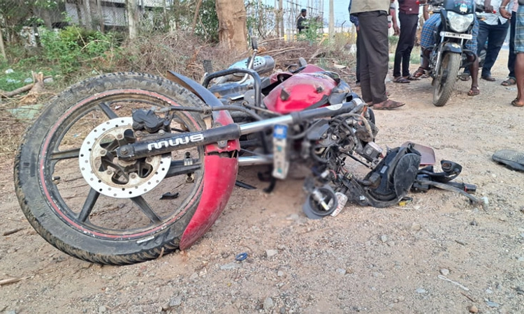 Road Mishap; ಲಾರಿ-ಬೈಕ್ ನಡುವೆ ಭೀಕರ ಅಪಘಾತ; ಮಹಿಳೆ ಸ್ಥಳದಲ್ಲೇ ಸಾವು