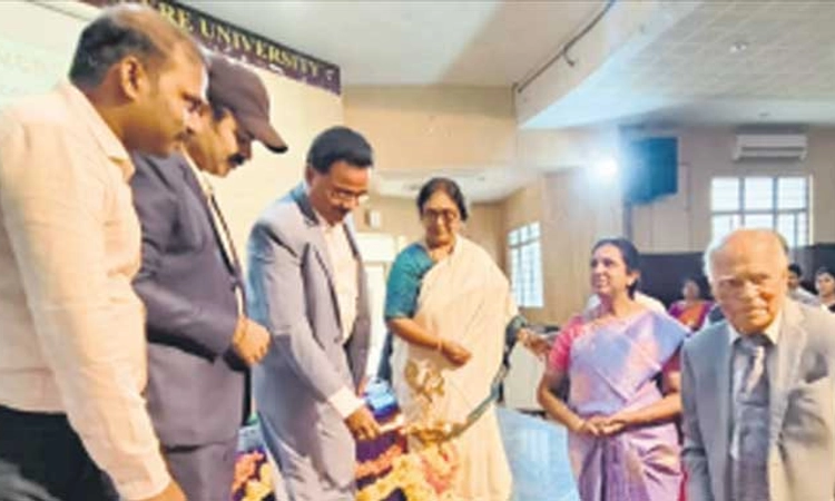 ದಾವಣಗೆರೆ: ಸಮಾಜಮುಖಿ ಸಂಶೋಧನೆಗೆ ಒತ್ತು ಕೊಡಿ: ಪ್ರೊ| ಇಂದುಮತಿ