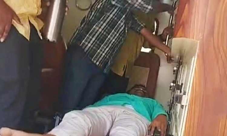 ಆಮರಣಾಂತ ಉಪವಾಸ ಸತ್ಯಾಗ್ರಹಿ ಶಿವಕುಮಾರ ನಾಟೀಕಾರ ಅಸ್ವಸ್ಥ: ವಿಜಯಪುರ ಆಸ್ಪತ್ರೆಗೆ ರವಾನೆ