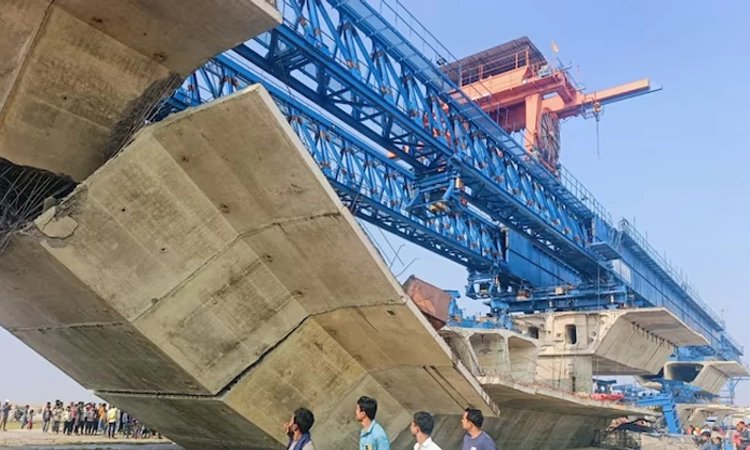 Bridge: ಕುಸಿದು ಬಿದ್ದ ನಿರ್ಮಾಣ ಹಂತದ ಸೇತುವೆ… 1 ಮೃತ್ಯು, ಹಲವರು ಸಿಲುಕಿರುವ ಶಂಕೆ