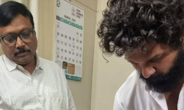 ಪೊಲೀಸರಿಂದ ನಟ ಅಲ್ಲು ಅರ್ಜುನ್‌ ಬಂಧನ? ವೈರಲ್‌ ಫೋಟೋ ಹಿಂದಿನ ಅಸಲಿ ರಹಸ್ಯವೇನು?