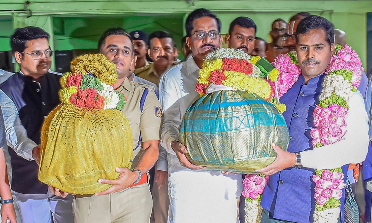 Melukote: ಶ್ರೀ ಚೆಲುವನಾರಾಯಣಸ್ವಾಮಿಯ ಉತ್ಸವ… ಖಜಾನೆಯಿಂದ ವೈರಮುಡಿ ಕಿರೀಟ ರವಾನೆ