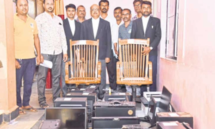 ಹಾವೇರಿ: ಉಪವಿಭಾಗಾಧಿಕಾರಿ ಕಚೇರಿ ಪೀಠೋಪಕರಣ ಜಪ್ತಿ