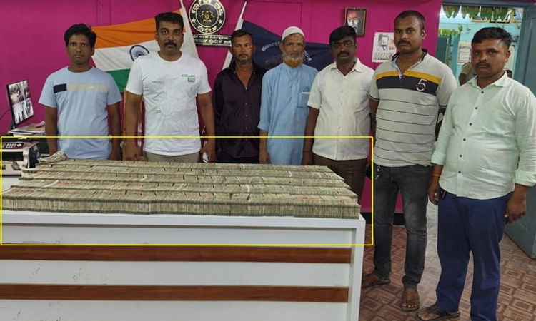 ಪೊಲೀಸರ ಭರ್ಜರಿ ಕಾರ್ಯಾಚರಣೆ: ದಾಖಲೆ ಇಲ್ಲದೇ ಕಾರಿನಲ್ಲಿ ಸಾಗಿಸುತ್ತಿದ್ದ 2.93 ಕೋಟಿ ಜಪ್ತಿ
