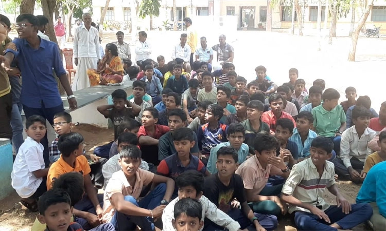 Kushtagi: ವಸತಿ ನಿಲಯದ ಅವ್ಯವಸ್ಥೆ; ವಿದ್ಯಾರ್ಥಿಗಳಿಂದ ಪ್ರತಿಭಟನೆ