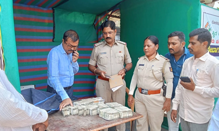 ಆನೆಗೊಂದಿ-ಕಡೆಬಾಗಿಲು ಚೆಕ್ ಪೋಸ್ಟ್ ಬಳಿ 32.95 ಲಕ್ಷ ರೂ.ದಾಖಲೆ ಇಲ್ಲದ ಹಣ ವಶಕ್ಕೆ