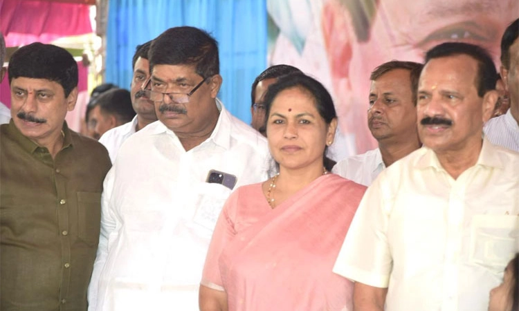 DVS ಕಾಲಿಗೆ ನಮಸ್ಕರಿಸಿ ಬೆಂಬಲ ಕೋರಿದ ಶೋಭಾ ಕರಂದ್ಲಾಜೆ