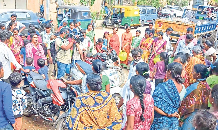 ಕುಡಿವ ನೀರಿಗೆ ಗಲ್ಲಿ ಗಲ್ಲಿ ಅಲೆಯುತ್ತಿರುವ ಗೊರಗುಂಟೆಪಾಳ್ಯ ಕೊಳೆಗೇರಿ  ನಿವಾಸಿಗಳು
